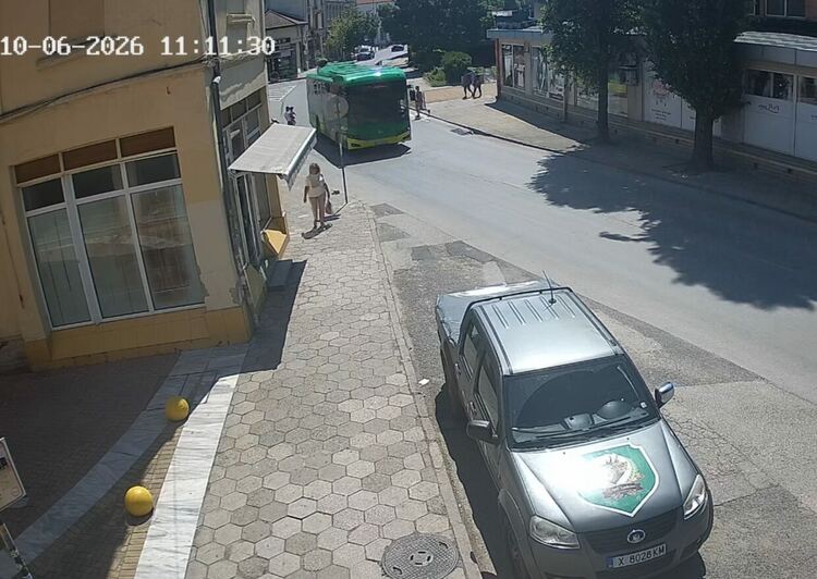 Съставиха акт на пешеходеца, ритнал автобус в Хасково