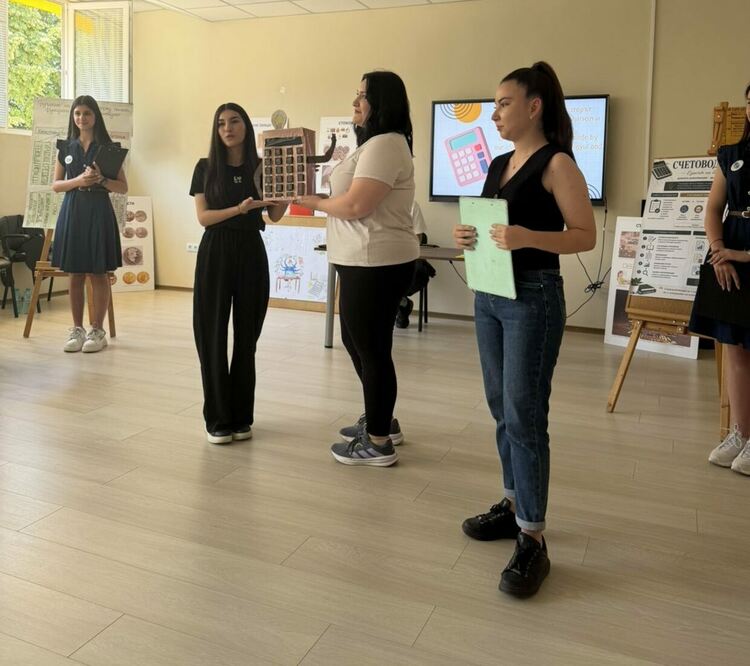 Ученици от ФСГ&nbsp;&ndash; Хасково впечатлиха с професионални умения в открит урок по счетоводство и английски