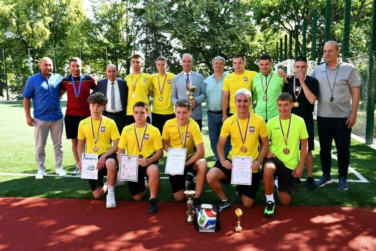 Отборът по футбол на ПГ &bdquo;Цар Иван Асен II&ldquo; стана трети в България