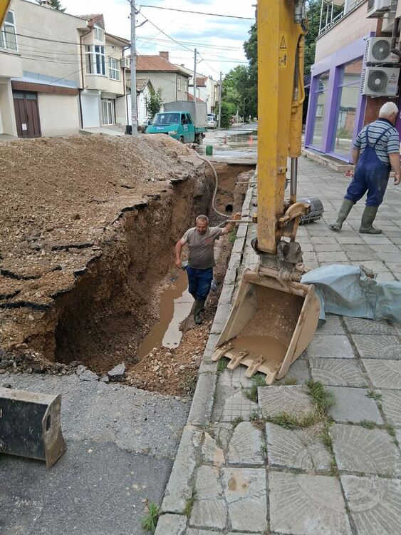 Работата по аварията продължава - Снимки ВиК
