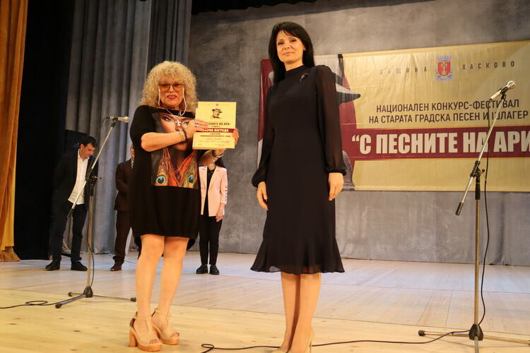 София Гинева от Хасково е сред големите победители на фестивала &bdquo;С песните на Ари&ldquo;