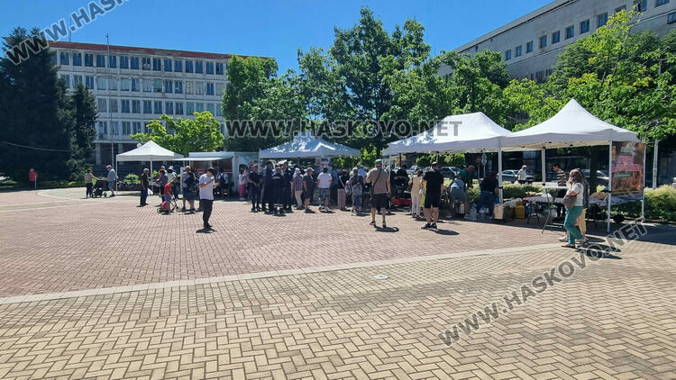 Почерпиха с уникална супа гостите на &bdquo;Празник на вкусното българско свинско&ldquo;