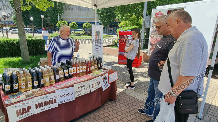 Почерпиха с уникална супа гостите на &bdquo;Празник на вкусното българско свинско&ldquo;