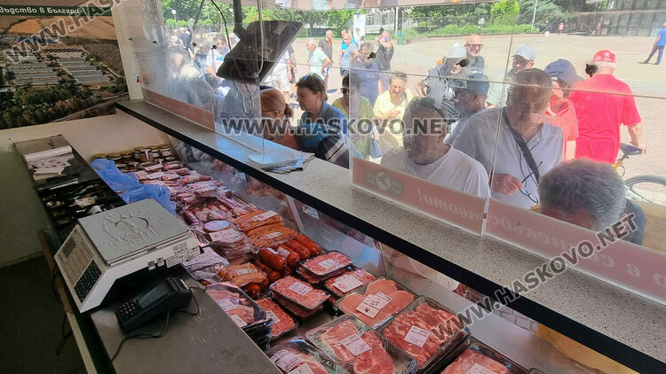 Почерпиха с уникална супа гостите на &bdquo;Празник на вкусното българско свинско&ldquo;