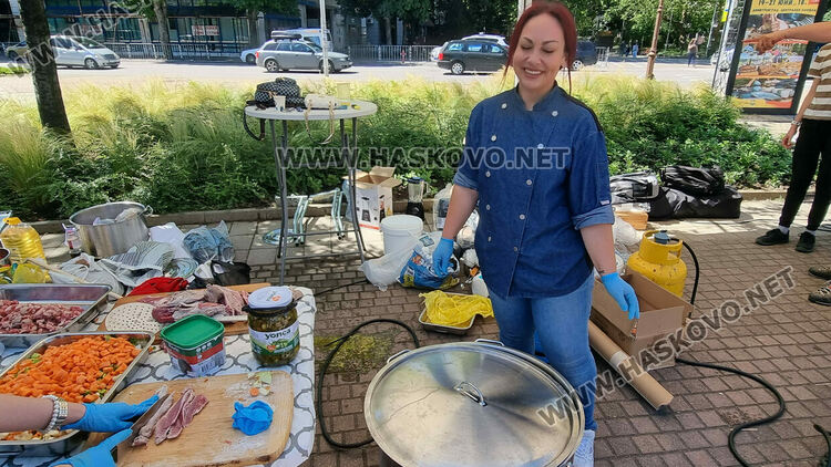 Почерпиха с уникална супа гостите на &bdquo;Празник на вкусното българско свинско&ldquo;