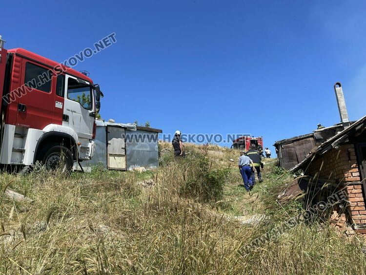 Пожар изпепели стопанска постройка в Татарево, спасиха овце и кози