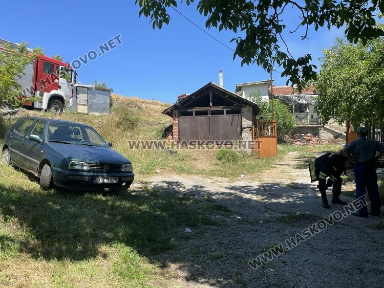 Пожар изпепели стопанска постройка в Татарево, спасиха овце и кози