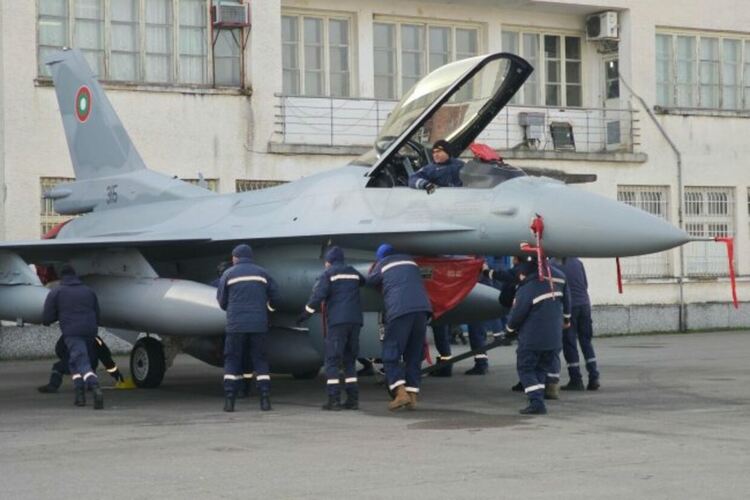 Изтребител F-16,