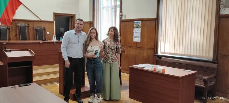 Награди за отличилите се в конкурса &bdquo;Есе по право&ldquo; в Хасково