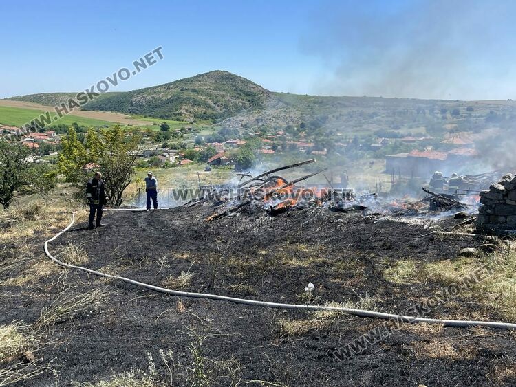 Пожар изпепели стопанска постройка в Татарево, спасиха овце и кози