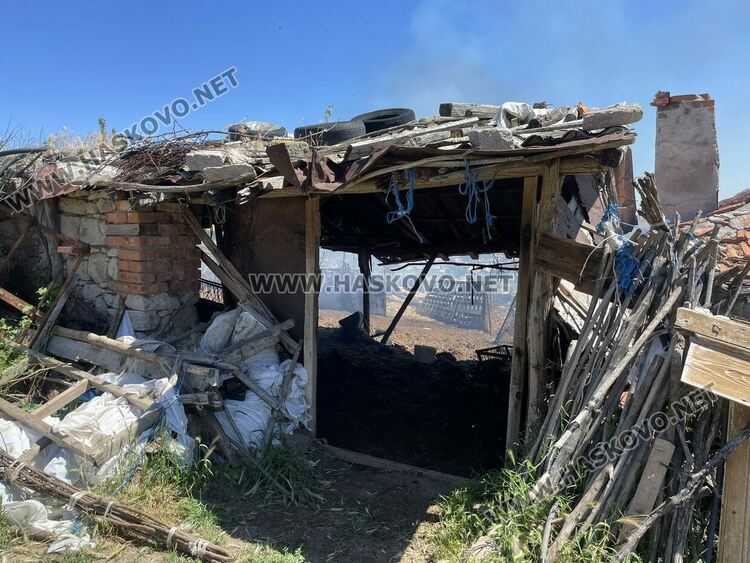 Пожар изпепели стопанска постройка в Татарево, спасиха овце и кози