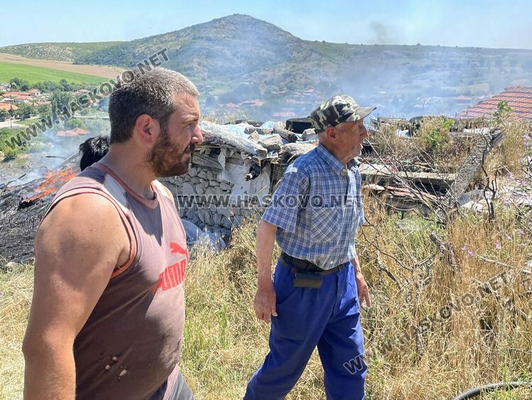 Пожар изпепели стопанска постройка в Татарево, спасиха овце и кози