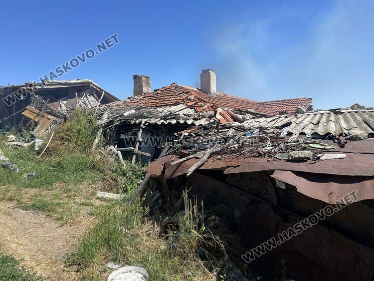 Пожар изпепели стопанска постройка в Татарево, спасиха овце и кози