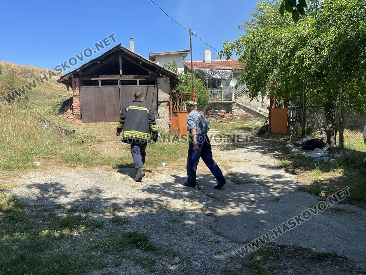 Пожар изпепели стопанска постройка в Татарево, спасиха овце и кози