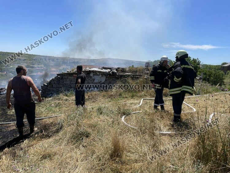 Пожар изпепели стопанска постройка в Татарево, спасиха овце и кози