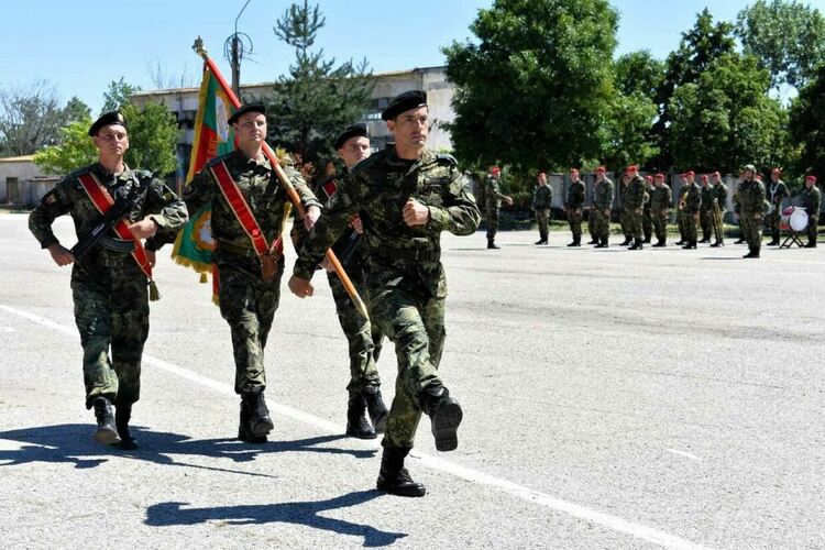 Полк. Коста Делев пое командването на IV Артилерийски полк - Асеновград