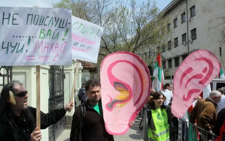 Съдии, прокурори и адвокати се подслушват за корупция, но никога не биват изправени пред съда. Пита се в задачата - кой и за какво ползва СРС-тата...