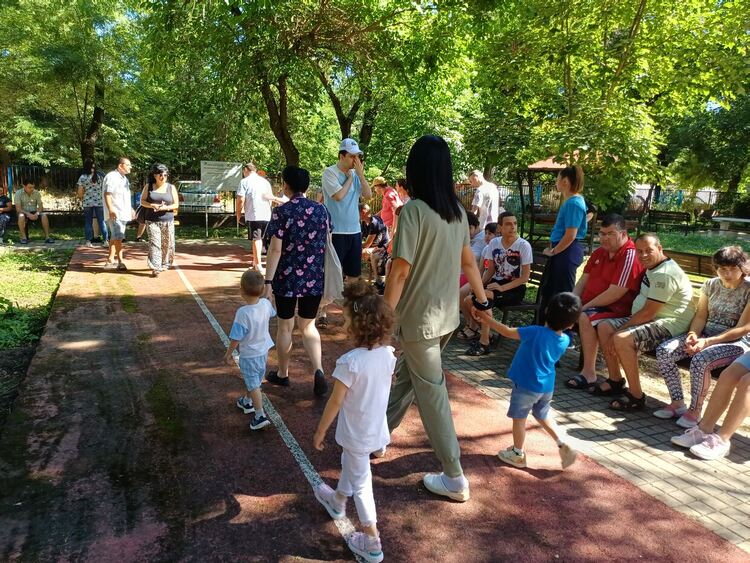 Акустично джаз трио посети децата на Дневен център за деца с увреждания