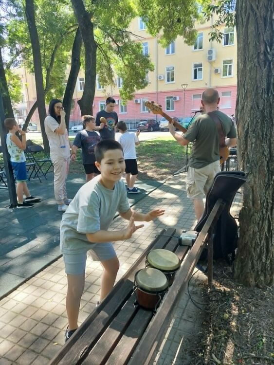 Акустично джаз трио посети децата на Дневен център за деца с увреждания