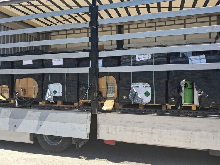 Задържаха 1,6 млн. цигари и 4 тона хладилен газ в товарен автомобил