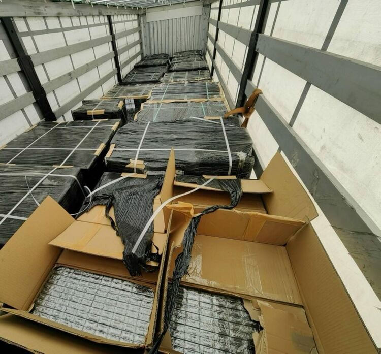 Задържаха 1,6 млн. цигари и 4 тона хладилен газ в товарен автомобил