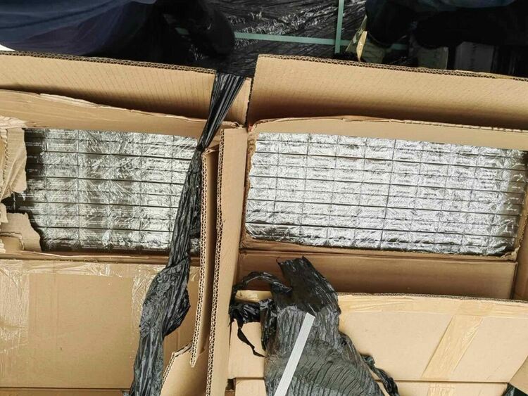 Задържаха 1,6 млн. цигари и 4 тона хладилен газ в товарен автомобил