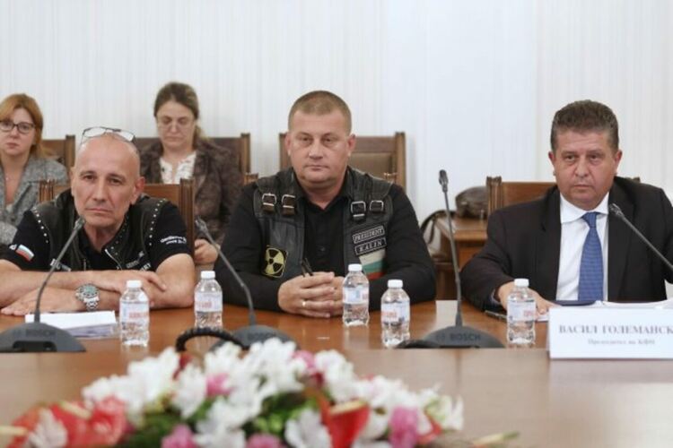 Председателят на КФН Васил Големански (вдясно) с мотористи по време на заседанието на икономическата комисия