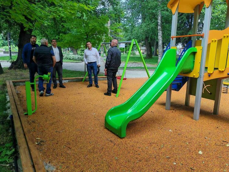 Обновена детска площадка посреща малчуганите в парк &bdquo;Острова&ldquo; в Девин