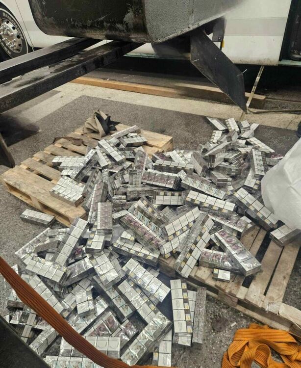 Извадиха 42 000 контрабандни цигари от празен резервоар на автобус