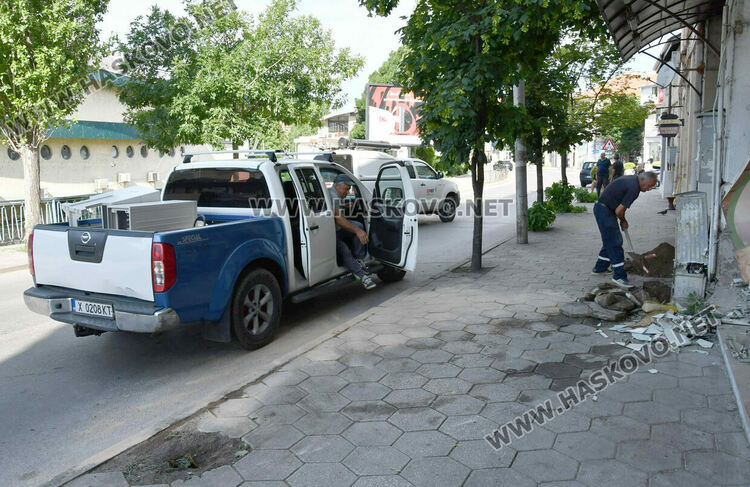 Млад шофьор разби електрическо табло в центъра на Хасково