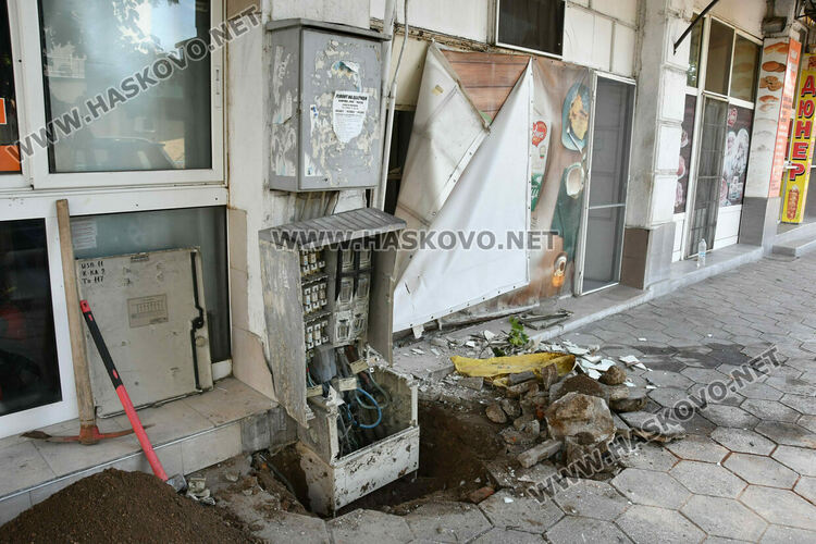 Млад шофьор разби електрическо табло в центъра на Хасково