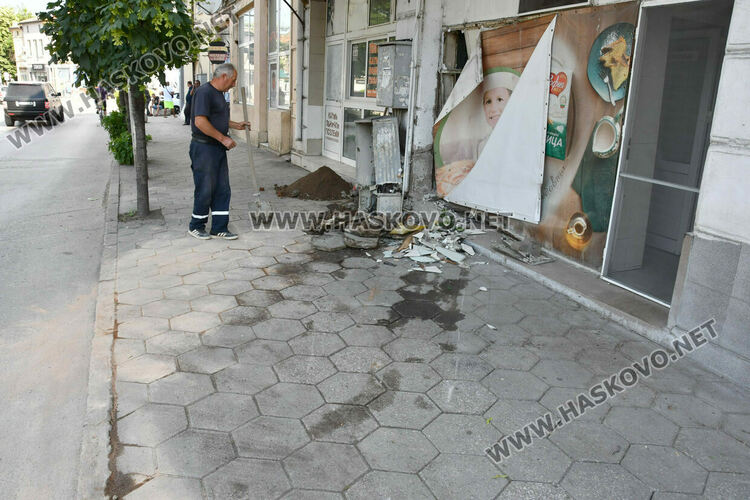 Млад шофьор разби електрическо табло в центъра на Хасково
