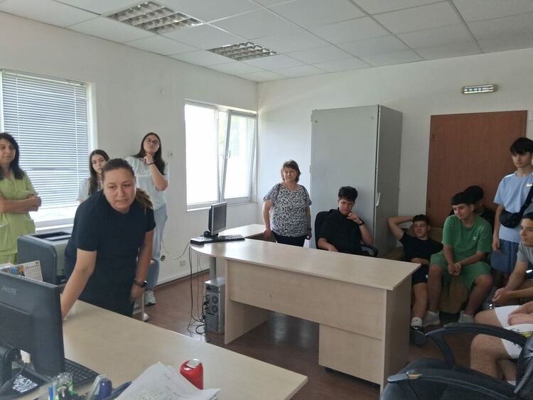 Отстраняват аварии в 6 села от Хасковско, ученици от Езиковата гимназия посетиха помпена станция