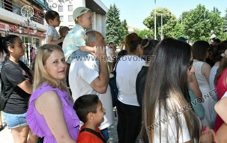 Детски театър под открито небе пред &bdquo;Иван Димов&ldquo; събира малки зрители през уикенда