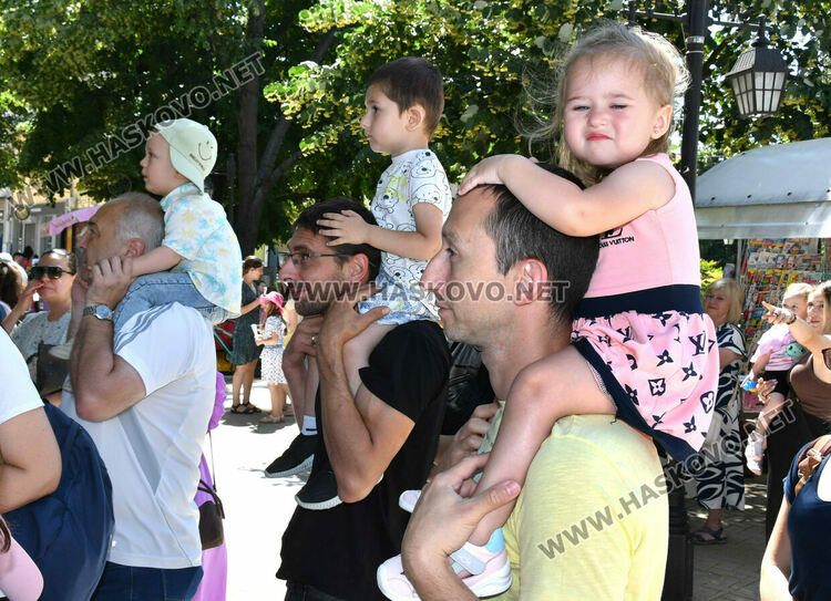Детски театър под открито небе пред &bdquo;Иван Димов&ldquo; събира малки зрители през уикенда