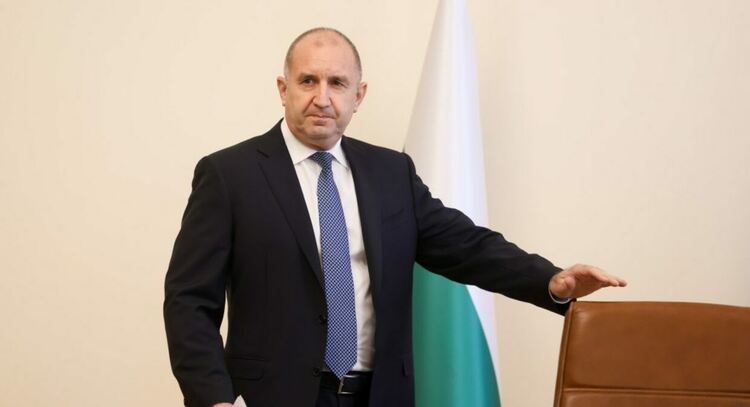 Радев предупреди за &bdquo;доста над 3%&ldquo; заложен в проектобюджета дефицит. Чистки в администрацията няма да има