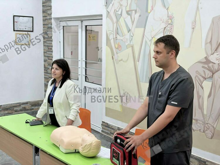  Училищата &bdquo;Отец Паисий&ldquo; и &bdquo;Йордан Йовков&ldquo; в Кърджали се сдобиха с автоматичен дефибрилатор от фондация &bdquo;Лазар Радков&ldquo; 