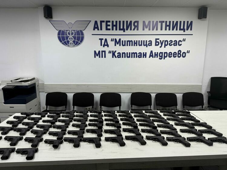 Откриха 73 бойни пистолета в матраци и шкаф на товарен автомобил