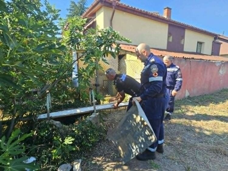 Пожарникари спасиха две кученца, паднали в кладенец в Любимец