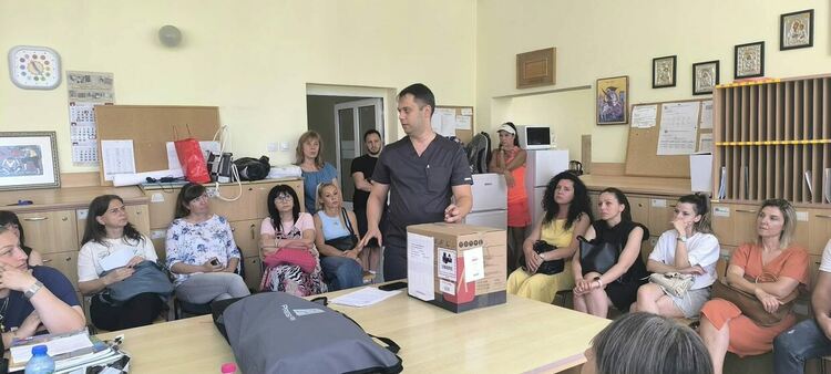 Училищата &bdquo;Отец Паисий&ldquo; и &bdquo;Йордан Йовков&ldquo; в Кърджали се сдобиха с автоматичен дефибрилатор от фондация &bdquo;Лазар Радков&ldquo; 