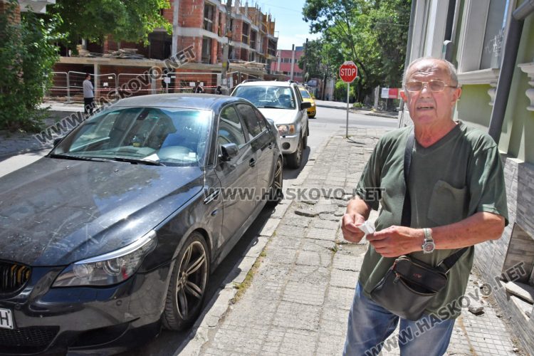 Латьо Латев до автомобил, който беше глобен за неправилно паркиране