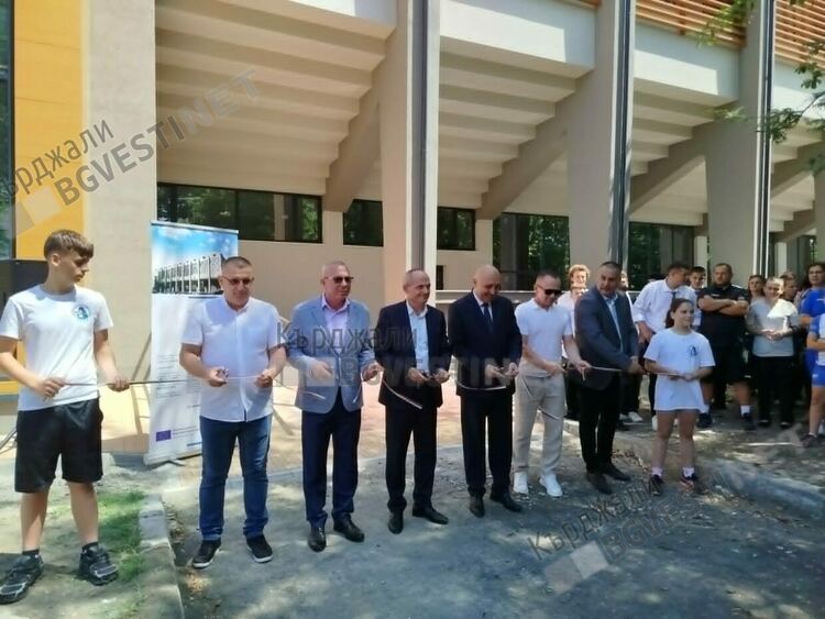 Откриха официално обновените пет обществени сгради в Кърджали 