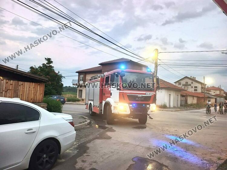 Кола пламна пред къща в &bdquo;Болярово&ldquo;