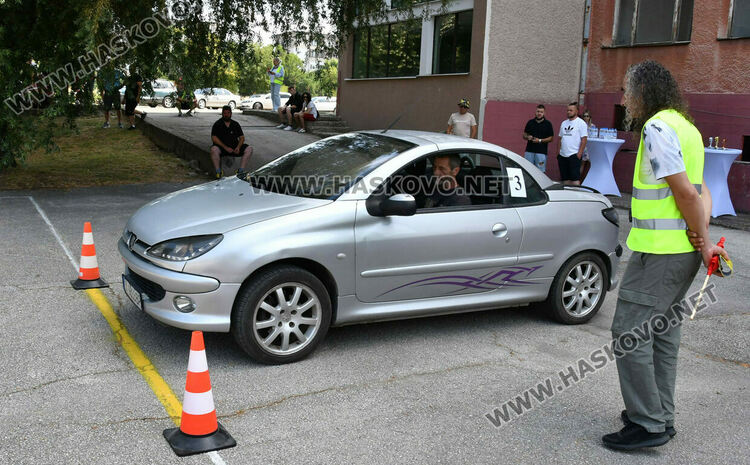 18 шофьори от цялата страна участваха в състезание по майсторско управление на автомобил в Хасково