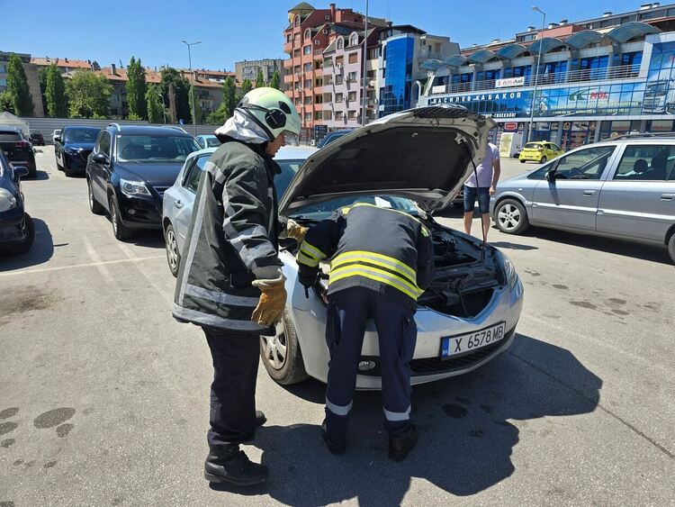 Пожарникари спасиха котенце, влязло в двигател на кола