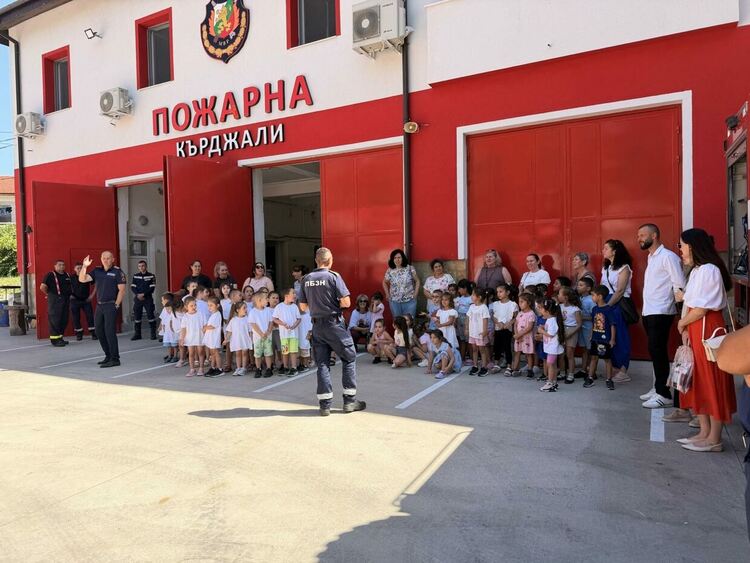 Детски градини и училища в Кърджали участваха в демонстрация на добри практики по пътна безопасност
