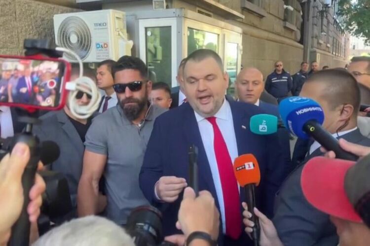 Делян Пеевски, обграден от гардовете си