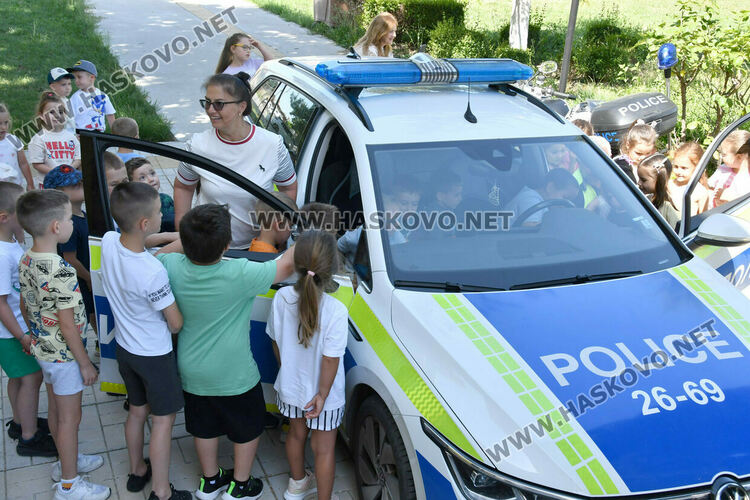 Пътни полицаи гостуваха в ДГ &bdquo;Иглика&ldquo; в Националния ден на безопасност на движението по пътищата