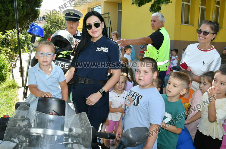 Пътни полицаи гостуваха в ДГ &bdquo;Иглика&ldquo; в Националния ден на безопасност на движението по пътищата