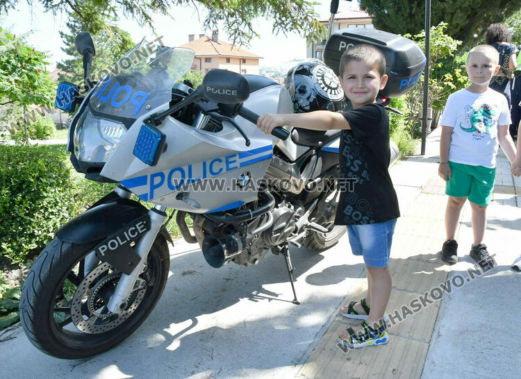 Пътни полицаи гостуваха в ДГ &bdquo;Иглика&ldquo; в Националния ден на безопасност на движението по пътищата